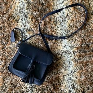 Faux-leather, cross-body bag 💙